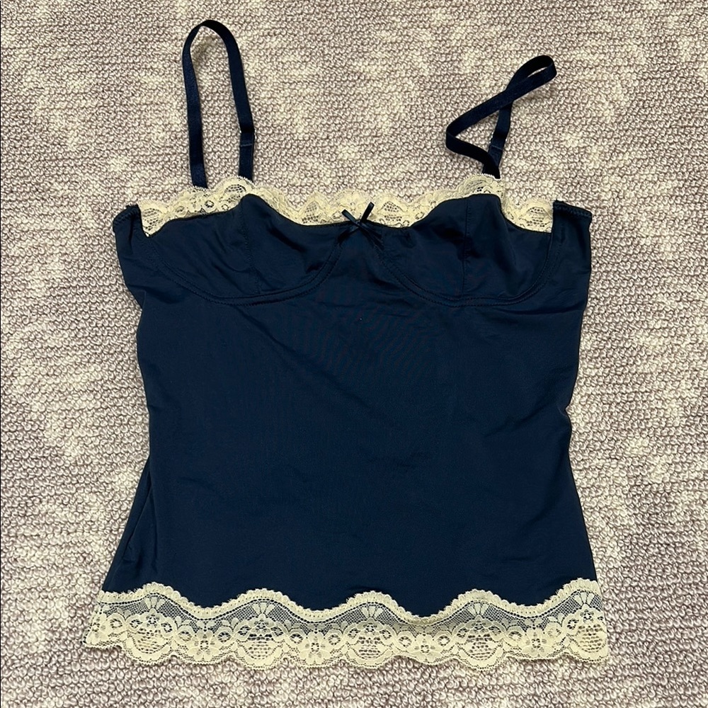 Lioness Bow Tank